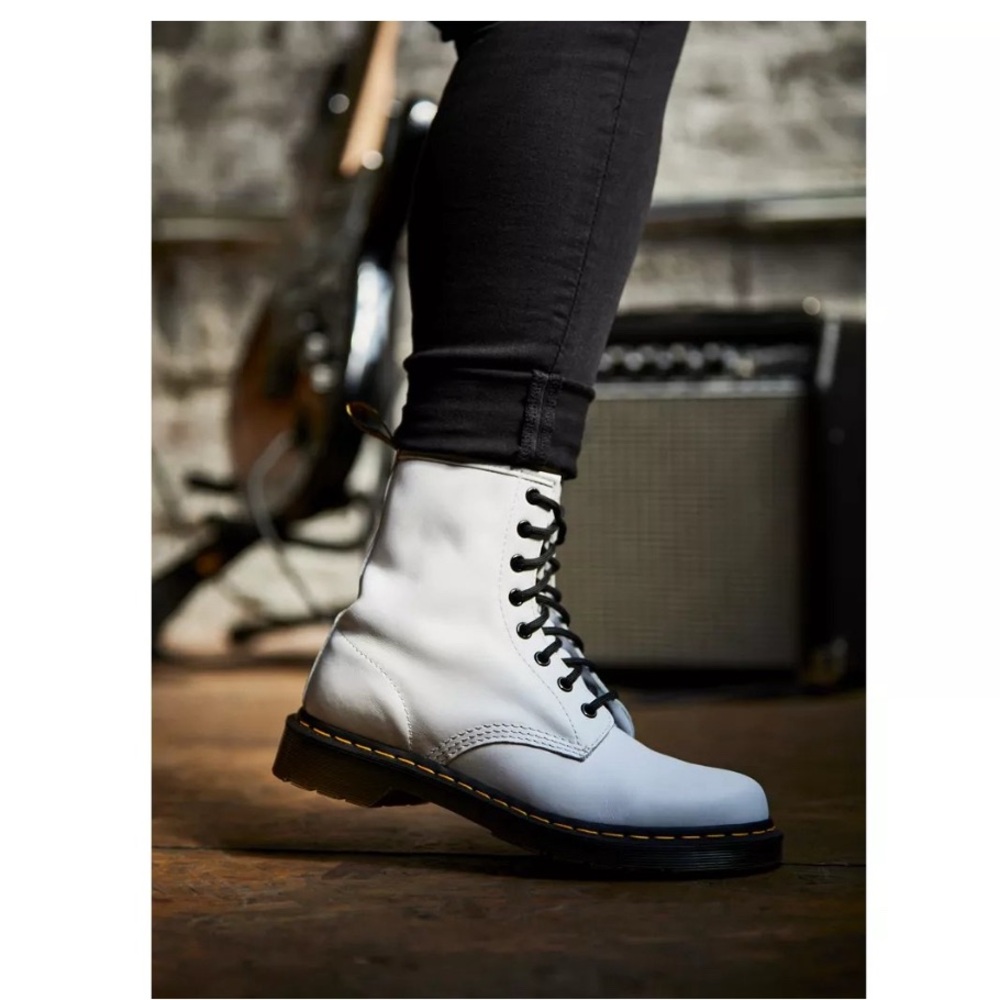 Dr. Martens Zavala combat Kids White and Black Boots Size 2Y NW